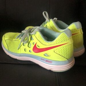Nike Athletic Shoes in Green and Red with Breathable Mesh and Modern Design
